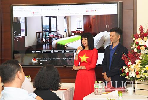 Giám đốc khách sạn Bình Anh Nguyễn Kim Oanh giới thiệu hệ thống đặt phòng online 